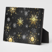 クリスマスブラックバックグラウンド上のゴールデンスノーフレーク フォトプラーク (側面)