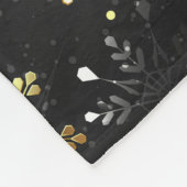 クリスマスブラックバックグラウンド上のゴールデンスノーフレーク フリースブランケット (角)