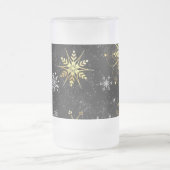 クリスマスブラックバックグラウンド上のゴールデンスノーフレーク フロストグラスビールジョッキ (中央)