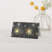 クリスマスブラックバックグラウンド上のゴールデンスノーフレーク プレイスカード (裏面)