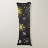 クリスマスブラックバックグラウンド上のゴールデンスノーフレーク ボディピロー (正面縦)