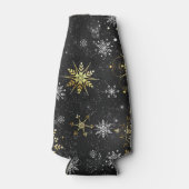 クリスマスブラックバックグラウンド上のゴールデンスノーフレーク ボトルクーラー (正面)