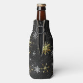 クリスマスブラックバックグラウンド上のゴールデンスノーフレーク ボトルクーラー (ボトル裏面)