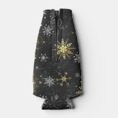 クリスマスブラックバックグラウンド上のゴールデンスノーフレーク ボトルクーラー (裏面)