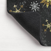 クリスマスブラックバックグラウンド上のゴールデンスノーフレーク マウスパッド (コーナー)