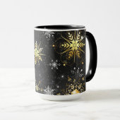 クリスマスブラックバックグラウンド上のゴールデンスノーフレーク マグカップ (正面右)