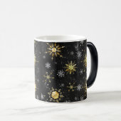 クリスマスブラックバックグラウンド上のゴールデンスノーフレーク モーフィングマグカップ (正面右)