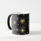 クリスマスブラックバックグラウンド上のゴールデンスノーフレーク モーフィングマグカップ (正面左)