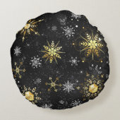 クリスマスブラックバックグラウンド上のゴールデンスノーフレーク ラウンドクッション (裏面)