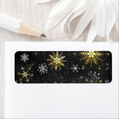クリスマスブラックバックグラウンド上のゴールデンスノーフレーク ラベル (インサイチュ)