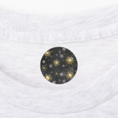 クリスマスブラックバックグラウンド上のゴールデンスノーフレーク ラベル (貼付)