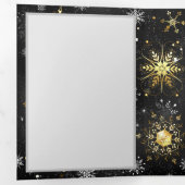 クリスマスブラックバックグラウンド上のゴールデンスノーフレーク 三つ折りカード (内部最初)