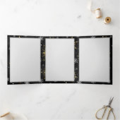 クリスマスブラックバックグラウンド上のゴールデンスノーフレーク 三つ折りカード (内部)