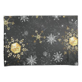 クリスマスブラックバックグラウンド上のゴールデンスノーフレーク 枕カバー (正面右)