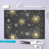 クリスマスブラックバックグラウンド上のゴールデンスノーフレーク 薄葉紙 (クラフト)