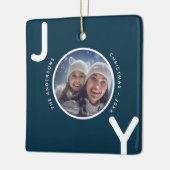 クリスマスブルーの白い喜び写真モダン セラミックオーナメント (左)