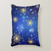 クリスマスブルーバックグラウンドと黄金の雪片 アクセントクッション (正面(垂直))