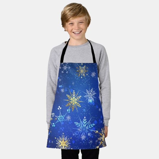 クリスマスブルーバックグラウンドと黄金の雪片 エプロン (着用した状態)