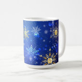 クリスマスブルーバックグラウンドと黄金の雪片 コーヒーマグカップ (正面右)