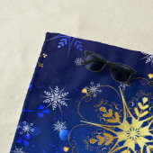 クリスマスブルーバックグラウンドと黄金の雪片 ビーチタオル (インサイチュ)