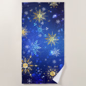 クリスマスブルーバックグラウンドと黄金の雪片 ビーチタオル (正面)