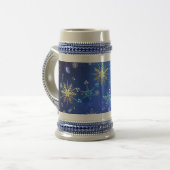 クリスマスブルーバックグラウンドと黄金の雪片 ビールジョッキ (正面左)