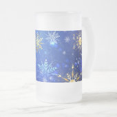 クリスマスブルーバックグラウンドと黄金の雪片 フロストグラスビールジョッキ (正面右)