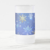 クリスマスブルーバックグラウンドと黄金の雪片 フロストグラスビールジョッキ (中央)