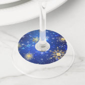 クリスマスブルーバックグラウンドと黄金の雪片 ワイングラスタグ (クローズアップ)