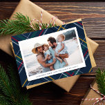 クリスマスプレイド1枚フォトクラシックネイビー シーズンカード<br><div class="desc">カラフルネイビーブルークリスマスプレイドは、あなたの水平な写真とフェスティバルメッセージのための独身のメッセージの背景を作成カスタムする。赤、緑、黄色、青のポップを持つ、この格子状のホリデーカードは、友達や家族に応援を送るのに最適である。背面は一致するネイビーであり、別の写真のための宇宙と長いメッセージカスタムを含む。</div>