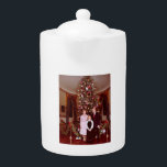 クリスマスプレジデントJames Jimmy Carter White House<br><div class="desc">ジェイムズ・アール・ジミー・カーターJr.ファミリーのホワイトハウス・クリスマス。ジミー・カーターは1977年から1981年まで統一された、州第39代大統領を務めた。彼は2002年のノーベル平和賞を受賞し、紛争に対する平和的解決国際的策を見つけ、民主主義と人権を推進し、経済と社会の発展を促進する活動を行った。ジミー・カーターは、政府がアメリカ国民とその期待に応える「有能で慈悲深い」ことを望んだ。彼の業績は注目に値するが、エネルギーコストの上昇、インフレの上昇、緊張が続く中で、政府がこうした高い期待に応えることは不可能だった。 – カーターというフルネームをほとんど使ったことはないが、ジェイムズ・アール・カーター、ジュニアは1924年10生まれ月1日にジョージア州プレーンズに住んでいた。ピーナッツ農業、政治の話、そしてバプテスト主義の信仰への献身は、彼の育ちの主役だった。1946年にメリーランド州アナポリスの海軍兵学校から卒業し、カーター結婚した・ロザリン・スミス。カーターズには、ジョン・ウィリアム（ジャック）、ジェームズ・アールIII（チップ）、ドネル・ジェフリー（ジェフ）、娘エイミー・リンの3人の息子がいる。 – 七年間の海軍将校としての任務の後、カーターはプレーンズに戻った。1962年に州政治に入り、8年後にはジョージア選州知事となる。新しい若い南知事の中でも、エコロジー、政府の効率性、人種間の障壁の撤廃などを重視して注目を集めた。カーター氏は、1974年12月に大統領への就任を発表し、徐々に勢いを増す2年間の選挙運動を開始した。民主党大会で、彼は最初の投票でノミネートされた。彼はミネソタ州のウォルターF.モンデール上院議員を彼のランニング友人に選んだ。カーターはジェラルド・R・フォード大統領に対して懸命を行い、3回も彼と討論した。カーターは297の選挙投票でフォードのために241に勝った。カーター氏は、インフレと失業の続く経済的問題と闘うため、懸命に働きかけた。彼の政権の終わりまでに、彼は約800万人の雇用の増加と財政赤字の減少を、国民総生産の割合で主張することができる。残念ながら、インフレや金利は過去最高水準に達しており、その努力が短い減ら不況を引き起こした。カーター氏は、国内問題での多数の成果を指摘する可能性がある。エネルギー不足に対しては、国のエネルギー政策を確立し、国内石油価格をコントロールして生産を刺激することで対処した。彼は官民サービス改革を通じて政府の効率化を促し、トラック運送業や航空業界の規制緩和を進めた。彼は環境の改善を求めた。彼の国立公園システムの拡張には、アラスカンの土地の1億300万エーカーの保護が含まれている。人と社会のサービスを増やすために、教育省を創設し、社会保障制度を強化し、女性、黒人、ヒスパニックの記録的な数を政府職に任命した。 – 外務では、カーターは自分のスタイルを決めた。彼の人権の擁護は、ソ連や他の国々によって冷たく受け入れられた。中東では、1978年のキャンプ・ダビデ合意により、彼はエジ救済トとイスラエルの間に友好関係をもたらしている。パナマ運河条約の批准に成功した。先人の建物に基づき、中国と全面外交関係を結び、ソ連との塩II核制限条約の交渉を完了した。しかし、深刻な挫折があった。ソ連のアフガニスタン侵攻は、塩2条約の批准計画の停止を引き起こした。イランの米大使館スタッフの人質としての差押えは、最近の14カ月の間、このニュースを支配した。イランがアメリカ人を捕虜にした結果、国内でインフレを続けるとともに、カーターは1980年に敗北を喫した。その後も人質の取り締まりについて難交渉を続けた。イランは最終的に52アメリカ人を同じ日にカーター事務所離れから解放した。</div>