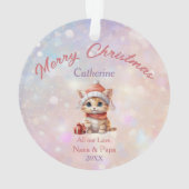 クリスマスプレゼントが贈られる孫娘のかわいい子猫 オーナメント (裏面)