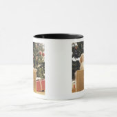 クリスマスプレゼントで傾く若いラブラドール マグカップ (中央)