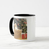 クリスマスプレゼントで傾く若いラブラドール マグカップ (正面左)