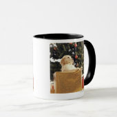 クリスマスプレゼントで傾く若いラブラドール マグカップ (正面右)