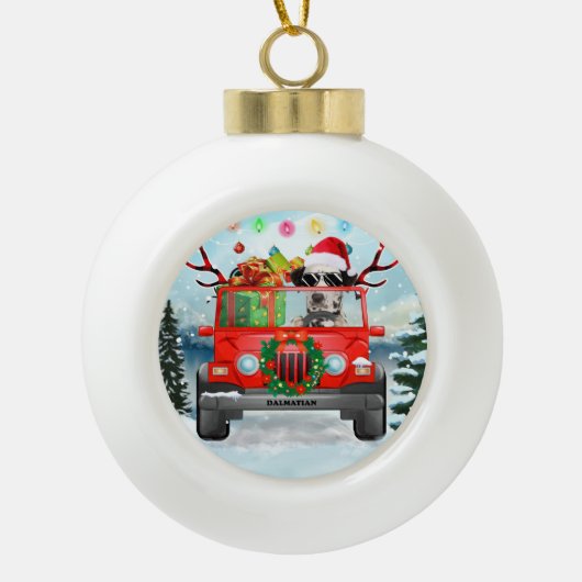 クリスマスプレゼントのあるダルマチアの犬 セラミックボールオーナメント (正面)