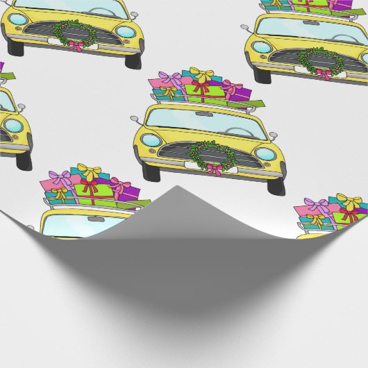 クリスマスプレゼントのある黄色の車 ラッピングペーパー (角)