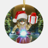 クリスマスプレゼントを届けるサンタクロースの猫 セラミックオーナメント (正面)