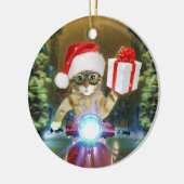 クリスマスプレゼントを届けるサンタクロースの猫 セラミックオーナメント (左)