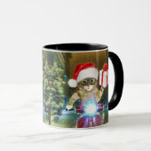 クリスマスプレゼントを届けるサンタクロースの猫 マグカップ (正面右)