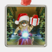 クリスマスプレゼントを届けるサンタクロースの猫 メタルオーナメント (正面)