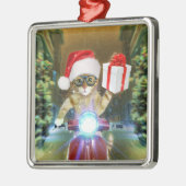 クリスマスプレゼントを届けるサンタクロースの猫 メタルオーナメント (左)