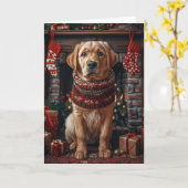 クリスマスプレゼントを抱えたラブラドール犬と暖炉 カード (黄色い花)