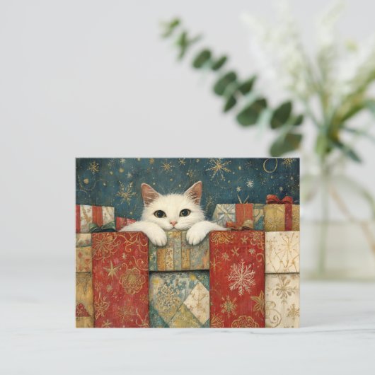 クリスマスプレゼントを覗きこむかわいい白猫 ポストカード (スタンド正面)