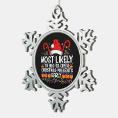 クリスマスプレゼントを開けて欲しいと頼むのももっともだ スノーフレークピューターオーナメント (右)