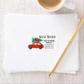 クリスマスプレゼントラベル付きの新しい住所の赤い車 ラベル (インサイチュ)