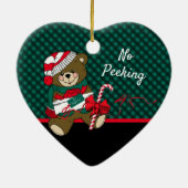 クリスマスベアーグリーンプレイドいいえパーソナライズされたピーク セラミックオーナメント (裏面)