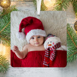 クリスマスベビーフォト誕生の状態 メタルオーナメント<br><div class="desc">可愛いキープサクリスマ生まれたばかりのスの飾りあなたの写真の片側を満たす。一方で、白いスクリプトで自分の名前をスタイリッシュ付け、赤い背景で白いタイポグラフィで名前と誕生の統計をモダンカスタマイズする。新しい祖父母、叔母、叔父、友人などのための完璧な贈り物。</div>