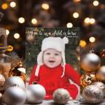クリスマスベビー写真誕生発表磁石<br><div class="desc">白いエレガント草書体のタイポグラフィでイエスについて美しい聖書の聖句を持つクリスマス誕生発表マグネットカード。我々にとって子供は生まれだ。イザヤ9:6.宗教的な生まれたばかりの聖なる書物、 経典の下に完全な写真と素敵なベビーのホリデーカード。</div>