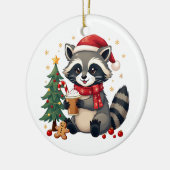 クリスマスホリデーにサンタハットを着たアライグマ セラミックオーナメント (左)